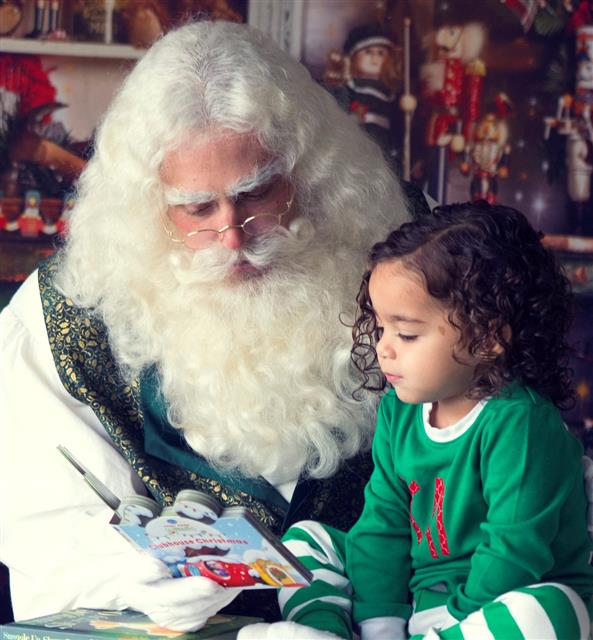 Charlotte Santa Service – Family Storytime Real-bearded Santa reading with a child, shown for Charlotte family-visit planning