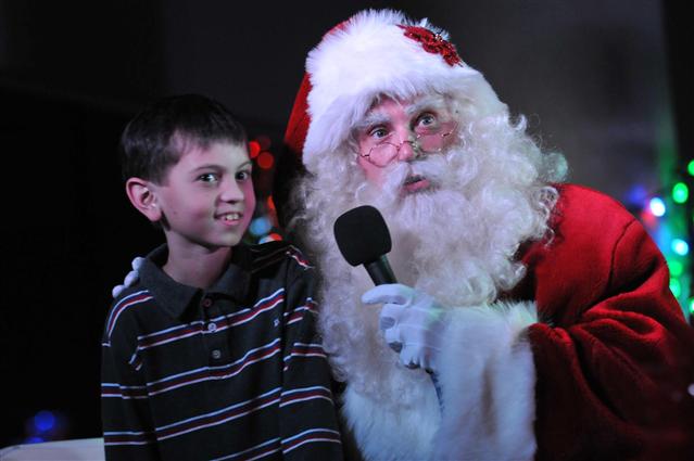 Charlotte Santa Service – Live Holiday Program Professional Santa speaking with a child, shown for Charlotte holiday-event planning